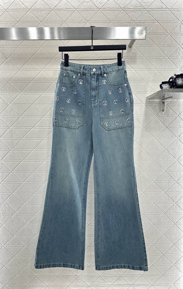 Louis Vuitto*2025新品上架 刺绣亮片牛仔外套长裤套装 定制Yb斜纹棉牛仔材质，多重水洗，呈现出挺括质感，翻领正肩牛仔夹克裁剪，翻盖口袋搭配亮片勾