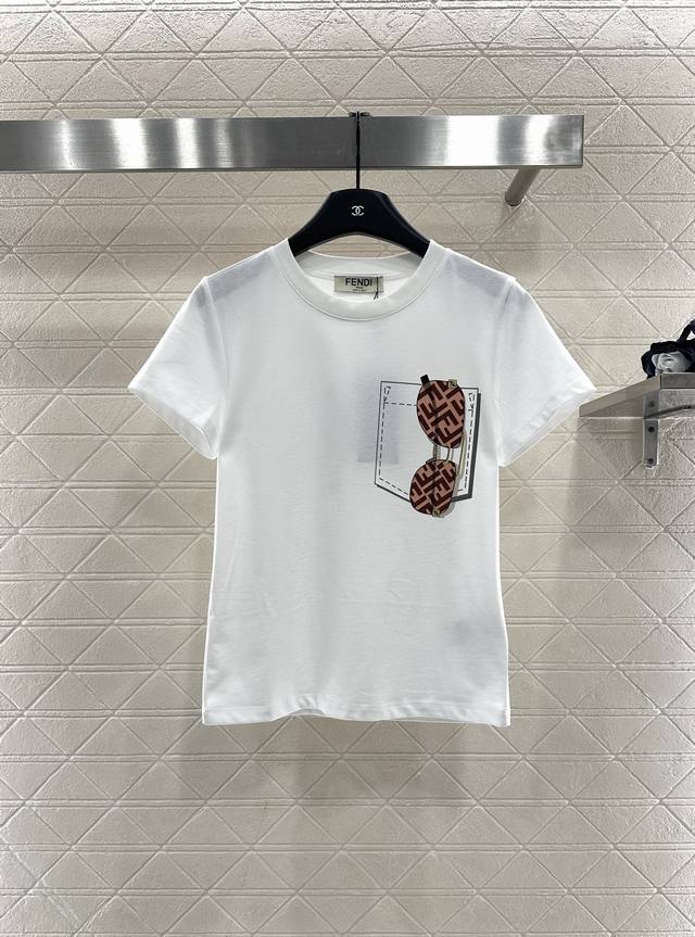 Fend*2025新品上架 圆领墨镜印花 定制Yb斜纹全棉材质，质感细腻，透气舒适，常规短袖T恤裁剪，凸显品牌格调，采用克重纯棉制成，垂坠感十足，呈现显瘦视觉效