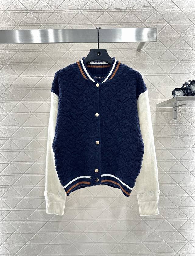 Louis Vuitto*2025新品上架 提花针织拉链棒球拼色外套 滑雪系列#定制Yb羊毛纱线织造，提花工艺处理，呈现立体凹凸造型，棒球式外套版型，成衣按扣开