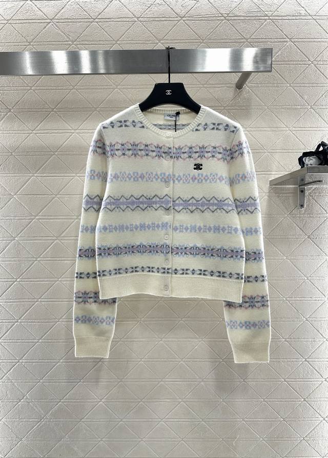 Celin*2025新品上架 圆领针织雪花条纹开衫 定制Yb羊毛针织材质，柔软细腻，质感舒适，圆领开衫剪裁，通体螺纹包边弹力裹举报更保暖，单侧胸口凯旋门标志性徽