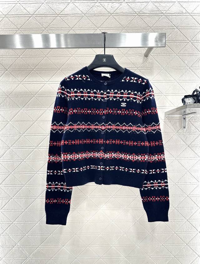 Celin*2025新品上架 圆领针织雪花条纹开衫 定制Yb羊毛针织材质，柔软细腻，质感舒适，圆领开衫剪裁，通体螺纹包边弹力裹举报更保暖，单侧胸口凯旋门标志性徽