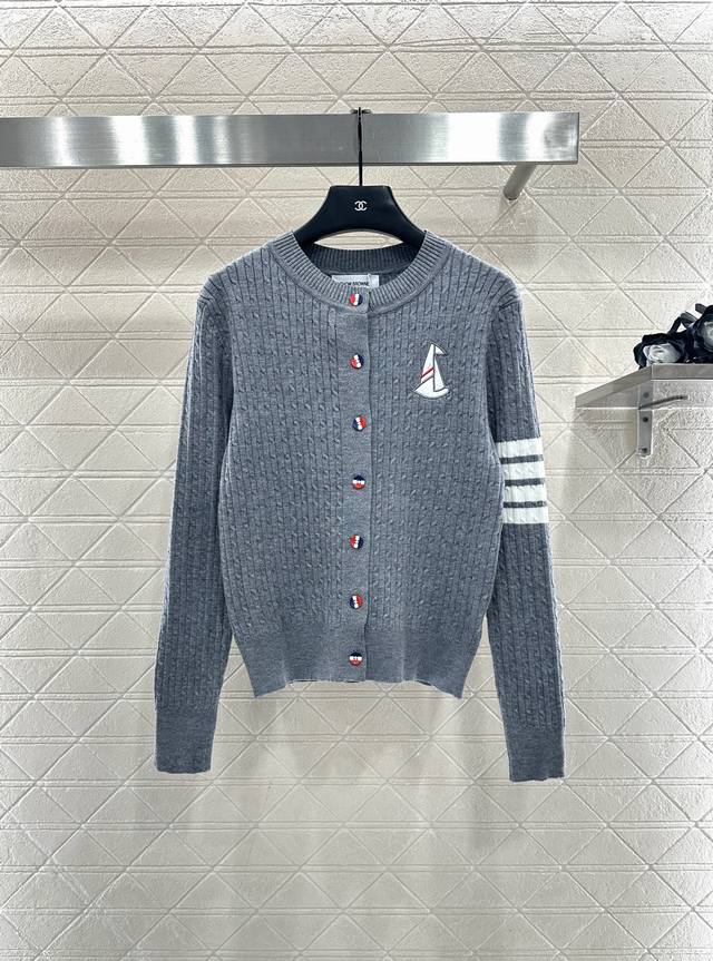 Thom Brown*2025新品上架 麻花横杠刺绣针织开衫 定制Yb羊毛针织材质，舒适柔软，质感十足，圆领开衫剪裁，成衣通体竖列麻花钩针肌理胸前刺绣帆船图案装
