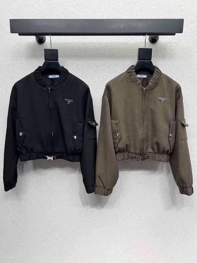 P家三角标夹克外套 干练利落时髦有致 日常穿搭推荐款 细节感在线 提升气质感必备单品 高品质 两色 尺码Sml.