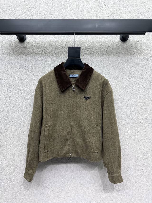 P家羊毛呢外套 时髦度爆棚 高级定制三角标专属Logo 绝绝子的拼接面料 随性洒脱！不旦颜色美，质感也敲好！精致又时尚 高品质 尺码Sml