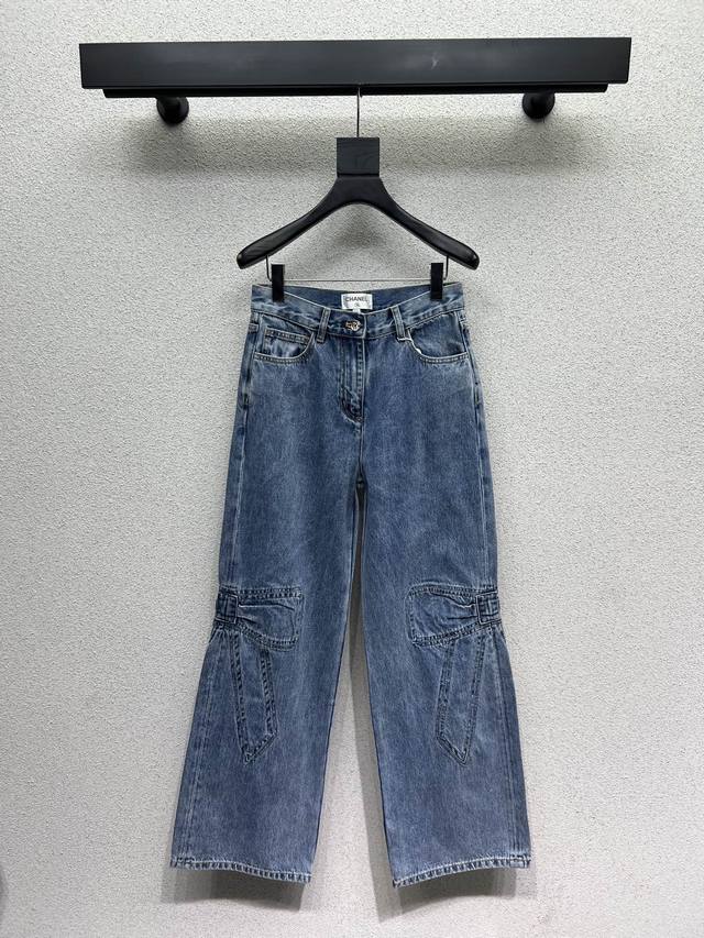 小香风浅蓝蝴蝶结牛仔长裤，上身藏肉又显瘦 任何腿型都能轻松驾驭 经典牛仔蓝洗水工艺，裤腿蝴蝶结手工车位打造出层次感 秋冬搭配时髦又潮流 这季牛仔裤狠狠拿捏复古又