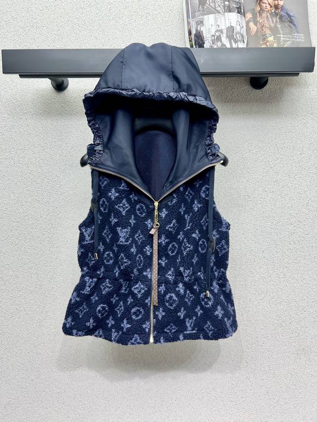 L家老花款环保羊羔毛连帽马甲 时髦精必入 穿搭的功能特别强大 随意打造显高显瘦的上身效果，美式高街帅气随性气质！强烈推荐自留款 进口面料质感超赞！做工品质看细节