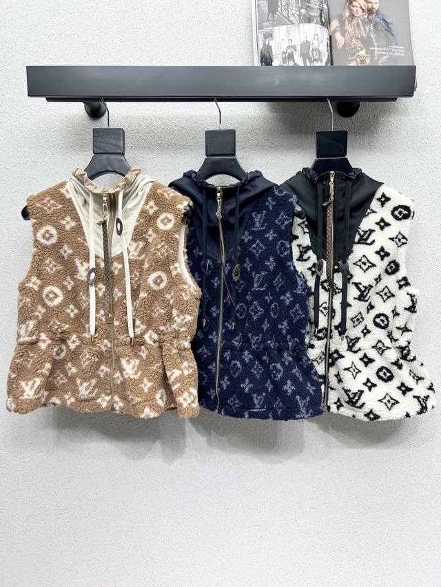 L家老花款环保羊羔毛连帽马甲 时髦精必入 穿搭的功能特别强大 随意打造显高显瘦的上身效果，美式高街帅气随性气质！强烈推荐自留款 进口面料质感超赞！做工品质看细节