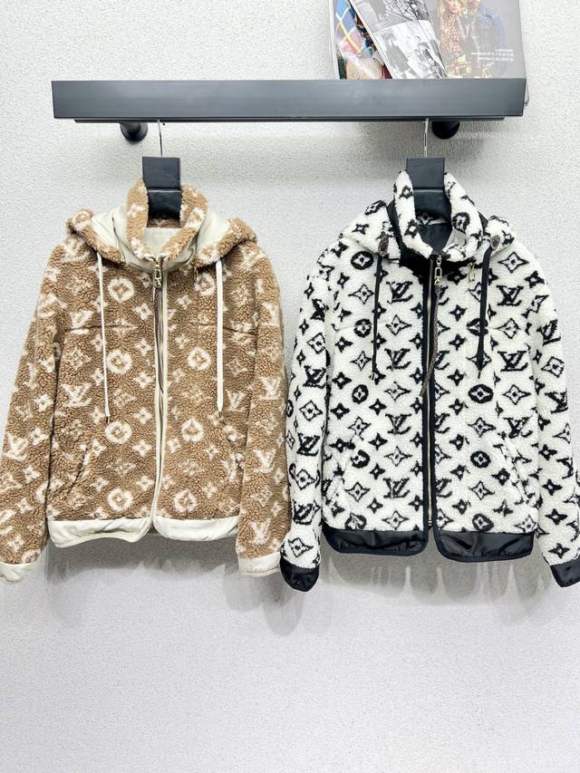 L家老花款环保羊羔毛连帽外套 时髦精必入 穿搭的功能特别强大 随意打造显高显瘦的上身效果，美式高街帅气随性气质！强烈推荐自留款 进口面料质感超赞！做工品质看细节