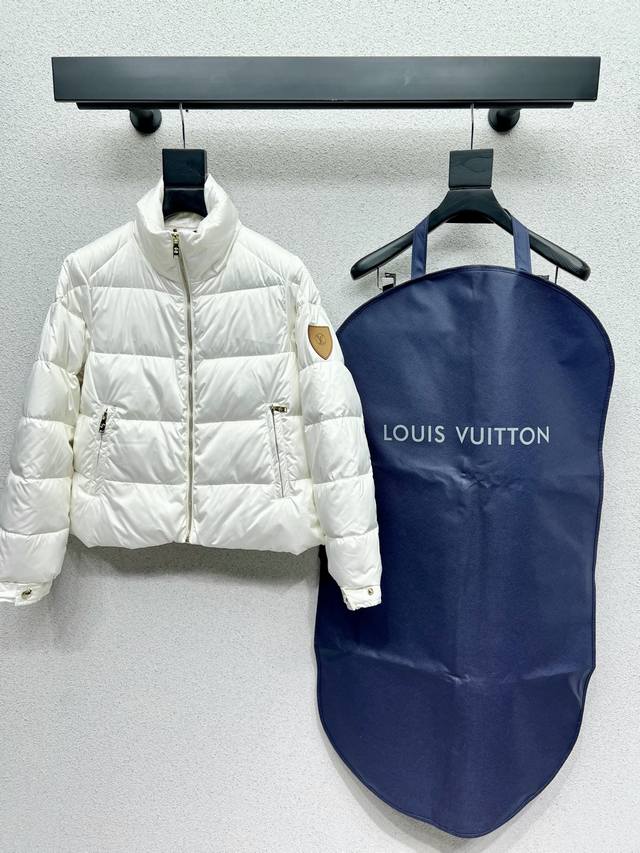 L家羽绒服外套 含鹅绒 整体保暖效果拉满，常规款羽绒服 休闲时髦 配防尘袋 高品质 两色 尺码Sml.