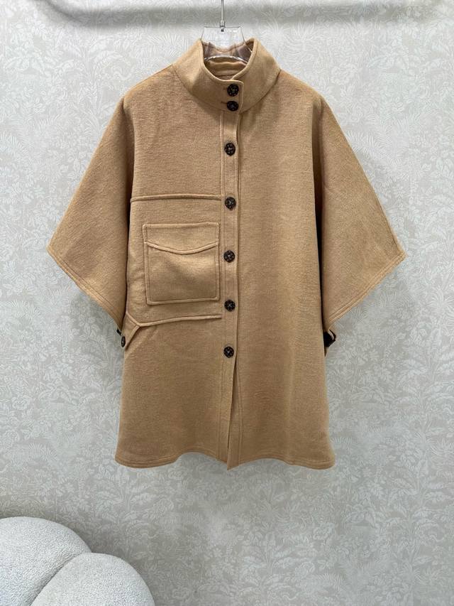 Louis Vuitto*经典羊毛斗篷大衣 定制老花皮扣 手彰显考究质感 为经典设计注入摩登风范。羊毛和蚕丝恰到比例的混纺 温润细腻又不失丝滑与奢华 成分：99