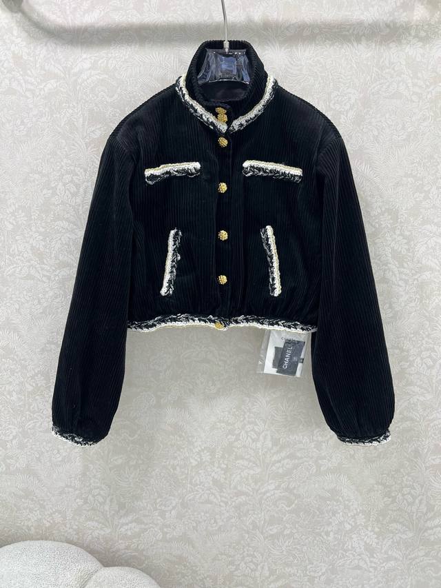 Chan*L25新款灯芯绒拼接撞色编织花边高领短版外套 定制Yb进口材质 肌理明显 质感上乘 精致色系搭配打造小香风典范 金属纽扣撞色点缀，尽显奢华的同时不失雅