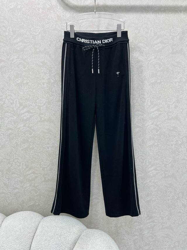 Dio* 25新款腰头字母弹力织带净色阔腿长裤 腰头撞色Logo弹力织带 裤身经典皮标装饰 两侧拼条视觉上完美收胯 整体计拉长人体比例 休闲直筒裤 丝滑舒适 百