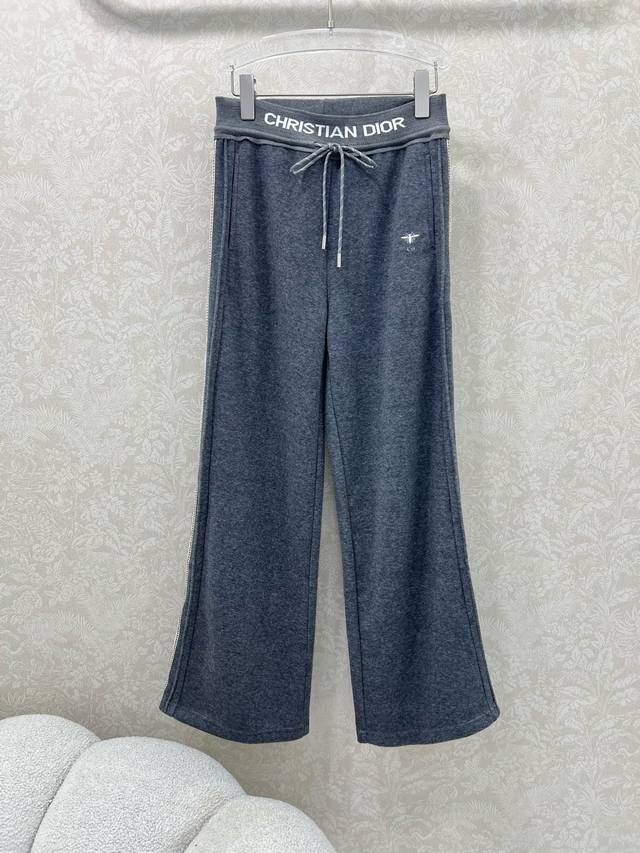 Dio* 25新款腰头字母弹力织带净色阔腿长裤 腰头撞色Logo弹力织带 裤身经典皮标装饰 两侧拼条视觉上完美收胯 整体计拉长人体比例 休闲直筒裤 丝滑舒适 百