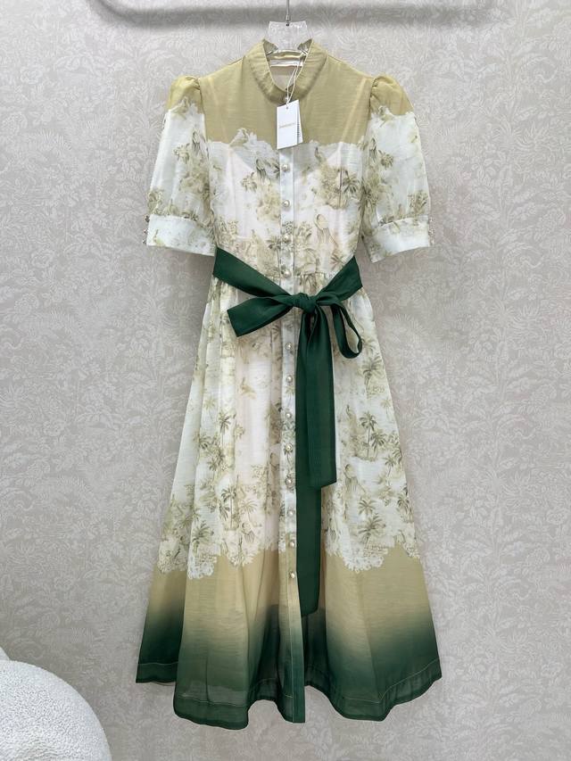 Zimmerman*兹 默曼25新款短袖连衣裙 小立领泡泡袖定位花长款连衣裙 选用亚麻面料制成，采用珍珠纽扣门襟设计 搭配本布腰带 饰有水墨定位的花卉图案，搭配