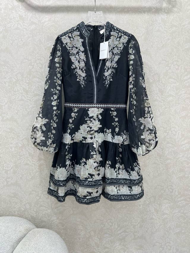 Zimmerman*兹 默曼 25新款V领花边连衣裙 灯笼袖设计 定位花静收腰高腰双裙摆设计 整体印花图案品质尽显 超级无敌贵气的颜色 超大摆用料诚意满满 超无