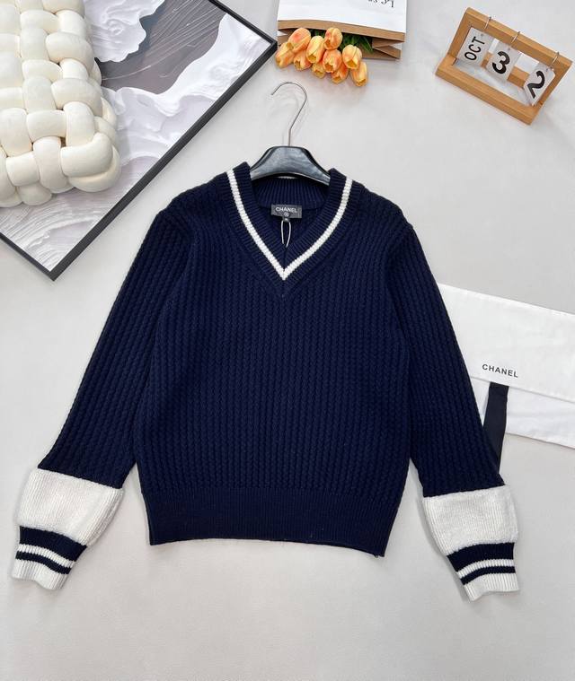 Chanel2025新款钩针竖列针织套头毛衣，25Coco滑雪系列#定制Yb羊毛纱线织造，质感细腻，穿搭舒适，V领落肩针织毛衣剪裁，通体竖列坑条针织纹理，形成条