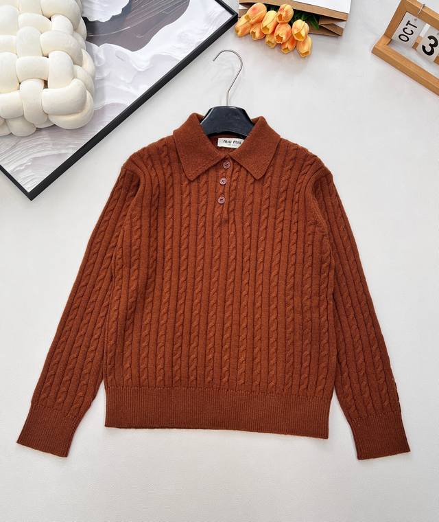 Miu Miu新款微标羊毛Polo领长袖麻花针织上衣 ，后背饰有撞色品牌英文字母微标提花，真的很难不让人心动哇～ 百搭基础款～实穿率超高，很精致的一件毛衣 正式