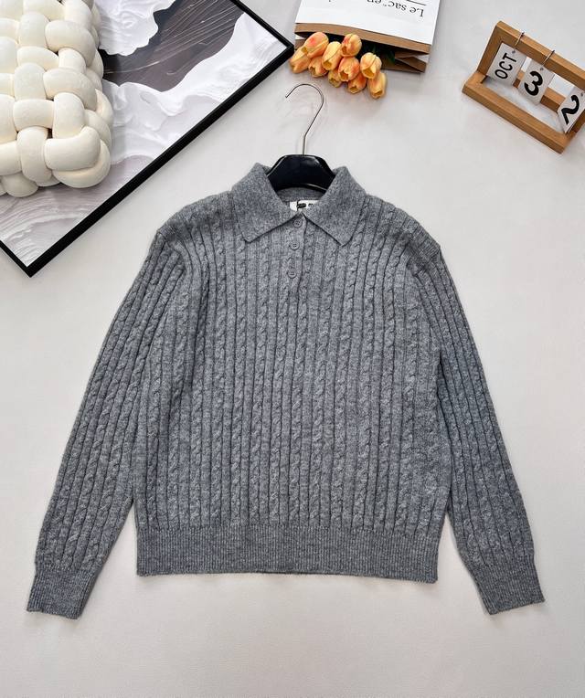 Miu Miu新款微标羊毛Polo领长袖麻花针织上衣 ，后背饰有撞色品牌英文字母微标提花，真的很难不让人心动哇～ 百搭基础款～实穿率超高，很精致的一件毛衣 正式