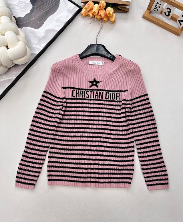 Dior 条纹五角星羊毛针织衫毛衣，五角星刺绣点缀其间，时髦又减龄。面料柔软轻薄舒适，完全不会闷热，版型设计很赞。日常随便搭配都好看，经典的条纹设计耐看不过时，