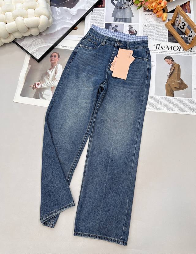 Miumiu拼接腰直筒长裤，采用的牛仔纯棉材质，触感柔软细腻，个性拼接格子腰头，假两件设计感，直筒高腰版型，修胯遮肉显瘦~ 工艺处理耐穿，平整的车工走线，酵素洗