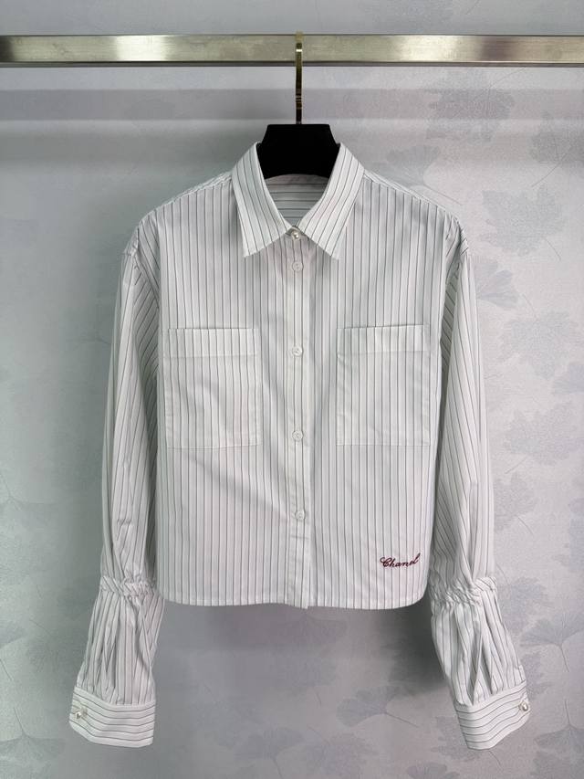 Ch*2025早秋新款短款条纹束袖衬衫 定制Yb斜纹全棉材质 质感舒适细腻 翻领短款衬衣剪裁 百搭竖状条纹 配色清新 两袖对称于小臂处束紧点缀 搭配前襟内侧链条