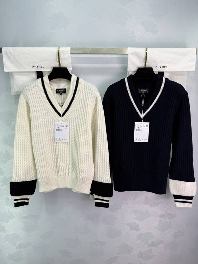 Ch*2025新款钩针竖列针织套头毛衣 25Coco滑雪系列#定制Yb羊绒纱线织造 质感细腻 穿搭舒适 V领落肩针织毛衣剪裁 通体竖列坑条针织纹理 形成条纹即视