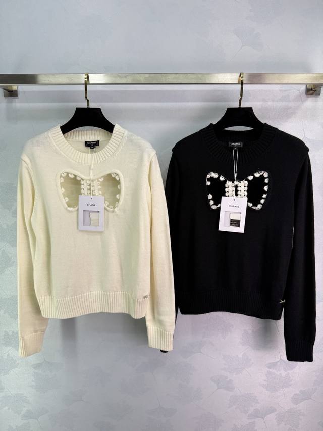 Ch*2025新款圆领镂空蝴蝶结针织长袖，定制Yb羊毛纱线织造 亲肤柔软 透气舒适 常规套头针织毛衣裁剪 带有弹力 呈现显瘦视觉效果 利用挖空设计还原蝴蝶结效果