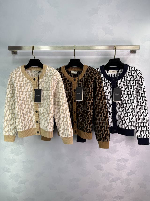 Fe* 2025早秋最新款圆领长袖开衫！定制进口马海毛材质 质感高级 毛量明显 圆领长袖开衫版型 通体满印双F提花 搭配上领袖下摆素色 色彩层次碰撞 彰显华丽的