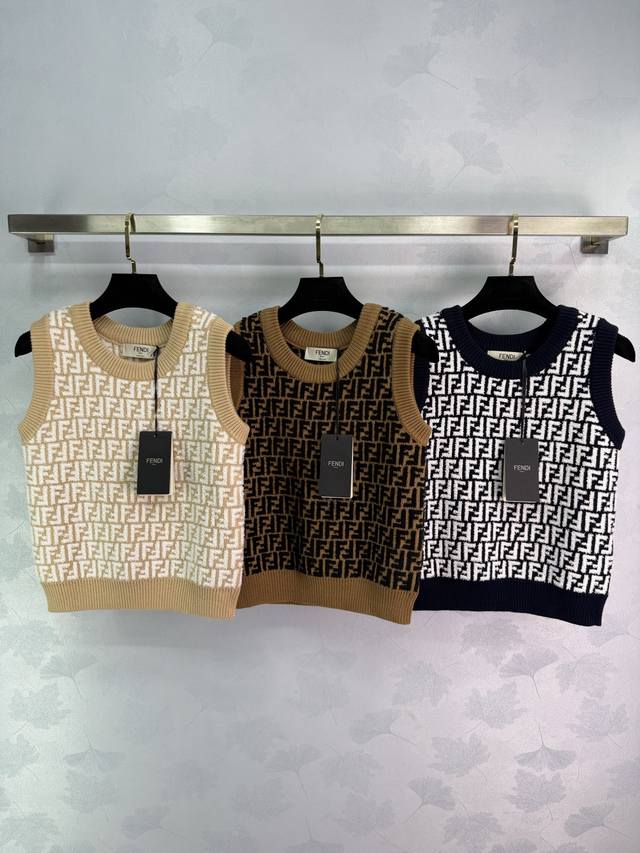 Fe* 2025早秋最新款圆领背心 定制进口马海毛材质 质感高级 毛量明显 圆领背心版型 通体满印双F提花 搭配上领袖下摆素色 色彩层次碰撞 彰显华丽的品牌调性