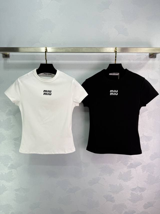 Miu*25早秋新款刺绣字母短款T 进口高支数棉面料 面料柔软舒适 刺绣工艺 Miu系风短款T 整体上身减龄少女 显气质 版型很可 时髦Girl必备单品 2色3