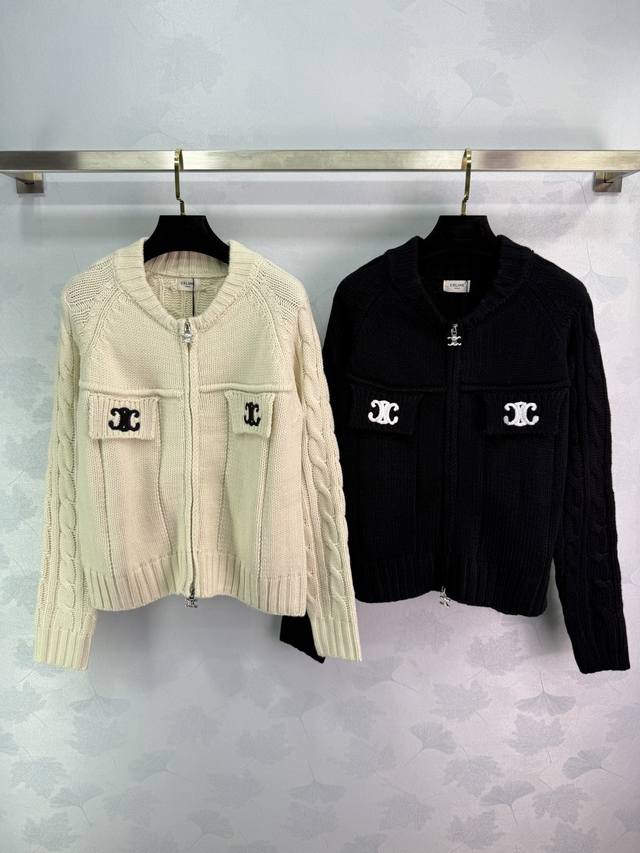Ce*25秋冬新款针织开衫 胸前假口袋刺绣Logo设计 拉链开合 绞花针织工艺 面料柔软舒适 绞花纹理立体有层次感 搭配裙子裤子都很好看！2色3码Sml T22