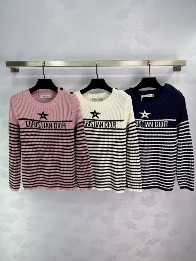 Dio*25秋冬新款气质海军蓝风针织上衣。显瘦绝绝子！原版定制徳国机织法。撞色字母嵌花Logo设计！强烈推荐气质时髦单品！进口羊毛纱线质感细腻舒适。3色3码Sm