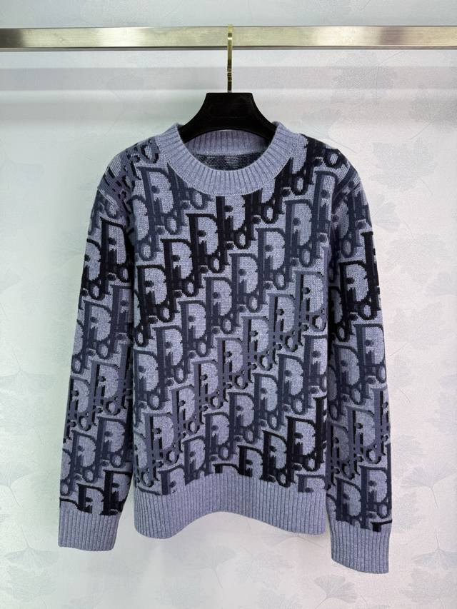 Dio*2025早秋新款提花长袖套头毛衣！定制进口羊毛针织材质 柔软舒适 领口包边饰以弹力螺纹贴合收紧处理 增添造型层次感 通体铺满标志性字母提花元素 彰显品牌