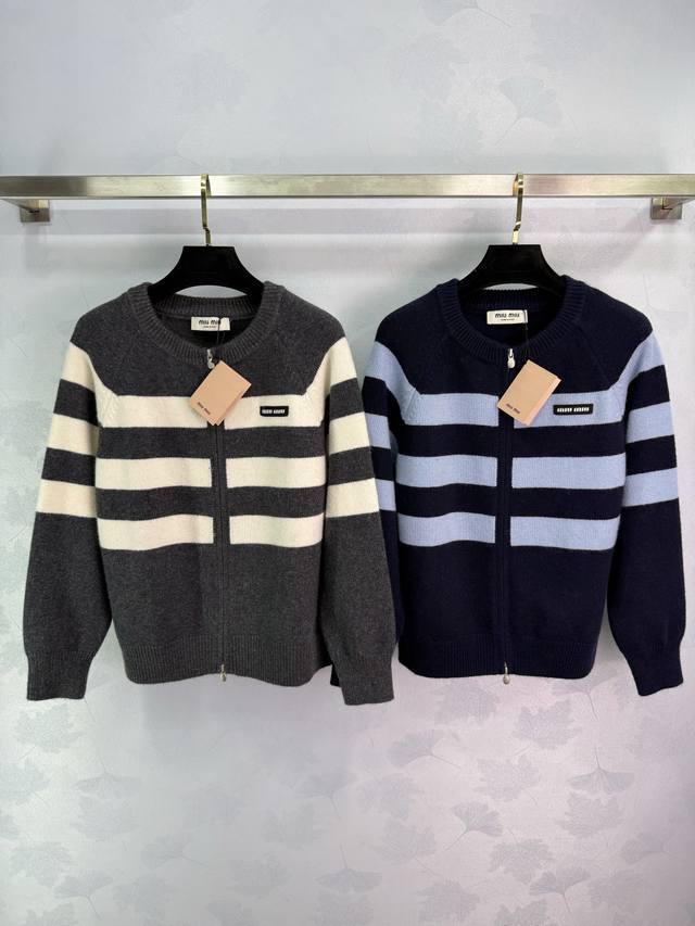Miu*25秋冬新款条纹针织开衫 经典撞色设计 胸前Logo刺绣 拉链款式 面料舒适 秋冬日常百搭款！2色3码Sml T226B.