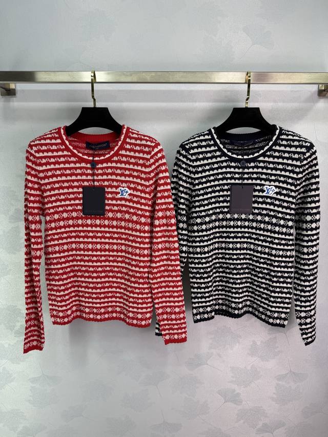 Lou*25秋冬新款经典条纹针织衫 波浪花纹设计 圆领长袖 袖口衣摆有波浪花边 胸前四叶草标 羊毛混纺手感柔软舒适 修身显瘦 单穿叠穿都好看！2色3码Sml T