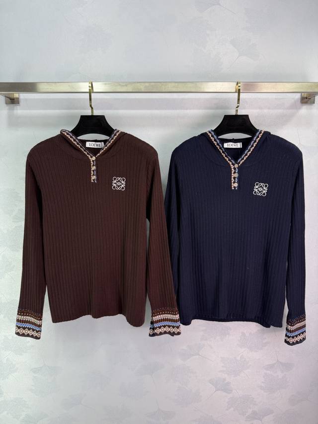 Loe*25秋冬新款民族风连帽针织衫 70%羊毛+30%羊绒混纺面料 柔软舒适 V领单排扣设计 袖口和领口民族风提花 宽松版型 做工精细 细节完美 搭配裙装或裤