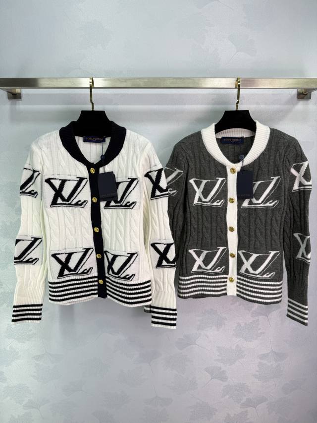 Lou*25秋冬新款提花针织开衫 经典Logo满印设计 袖口条纹点缀 做工精致 100%纯羊毛面料 手感柔软舒适 搭配裙子裤子都很好看！2色3码Sml T226