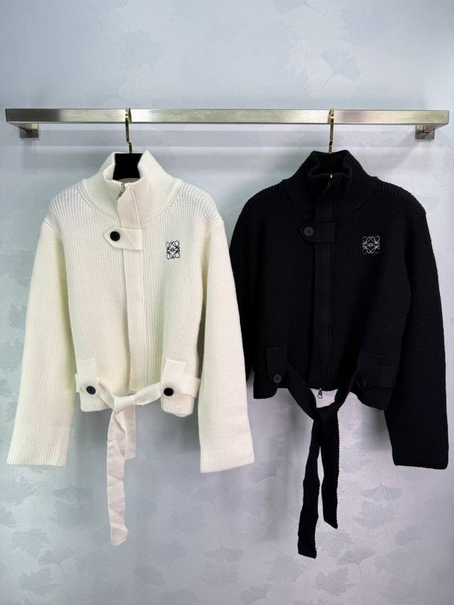 Loe*25秋冬新款针织开衫 经典Logo刺绣 立领设计配蝴蝶结系带 羊毛混纺面料 手感柔软舒适 短款收腰设计显瘦 秋冬百搭！2色3码Sml T226B.