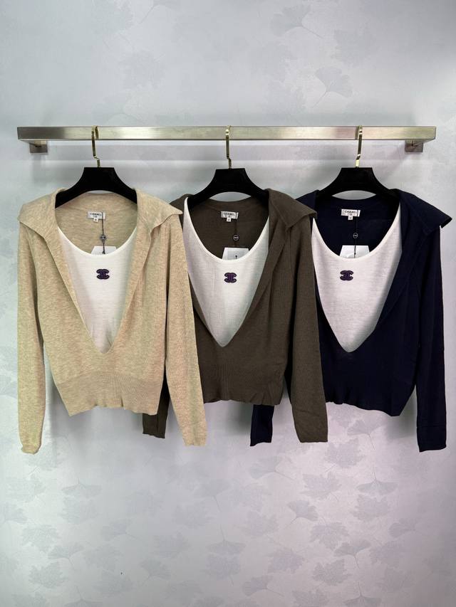 Ch*25秋冬新款假两件针织开衫 内搭白色打底 胸前双C Logo设计 翻领假两件设计 层次感十足 面料柔软舒适 适合秋冬穿搭 搭配裙子裤子都好看 ！3色3码S