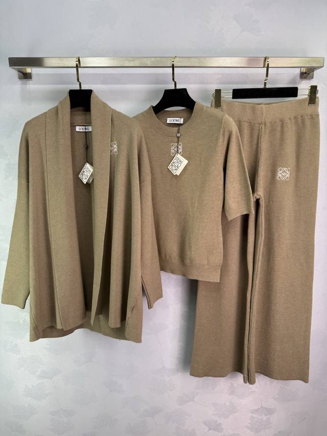 Loe*2025早秋新款短袖开衫长裤三件套 定制Yb羊毛纱线织造 质感高级舒适 短袖+长款开衫直筒长裤三件套设计 通体以竖坑条纹交织 胸前装点标志Logo品牌刺