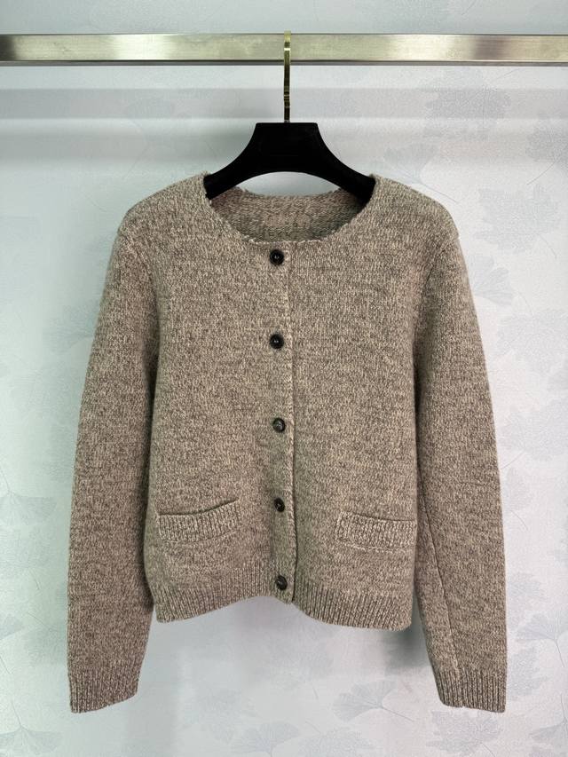 Miumi*2025秋冬新款圆领素色针织开衫 定制Yb羊毛纱线织造 质感细腻 穿搭舒适 圆领针织开衫剪裁 大身通体平针素色简约更显腔调 包边以松紧螺纹勾勒收紧