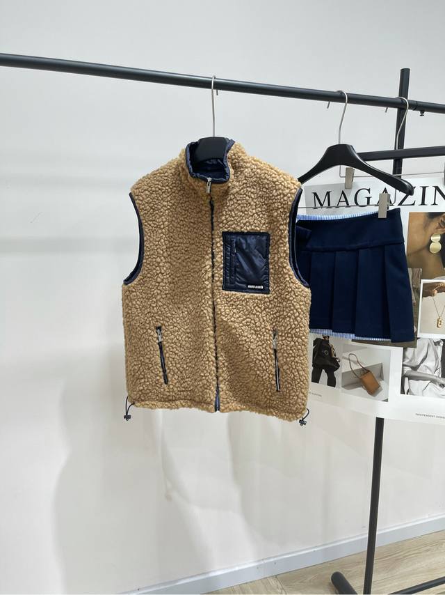 M驼色羊羔毛立领羽绒马甲 ，面料：羊羔毛+聚酯纤维 内充90白鹅绒 颜色：驼色 Miu*泰迪羽绒背心这款戳中我了 90年代运动风与奢华感融合得这么绝～ 最近被新