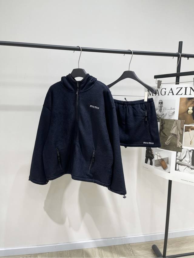 M藏蓝摇粒绒连帽拉链外套+半裙 外套265 半裙195，面料：摇粒绒 颜色：藏蓝 *｜摇粒绒外套，连帽款 25Ss早秋新款上新！ 经典棉质抓绒的厚度与质感 打造