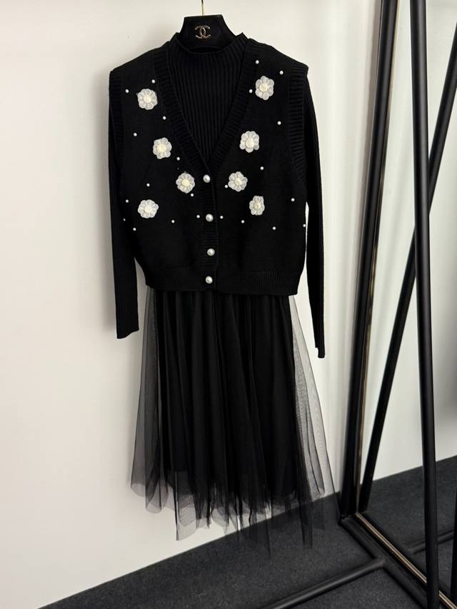 款号20256944 Chane*新款小香风套装，山茶花钉珍珠V领针织马甲+网纱拼接半高领长袖针织连衣裙，米白色，黑色， 均码：胸围92，长47；胸围72，袖长