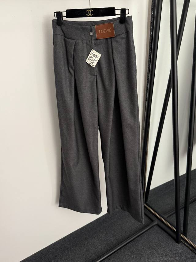 款号20256940 Loew*新款 Logo皮标装饰褶皱收腰高腰阔腿长裤，灰色，卡其色，黑色，S-Xl， S码：腰围68，长105；重量：0.590Kg .