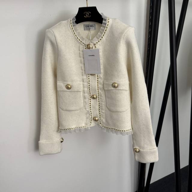 款号20256939 Chane*新款 小香风亮丝混纺单排扣木耳领长袖针织开衫外套，带垫肩，米白色，黑色， 均码：胸围88，袖长61，长51；重量：0.715K
