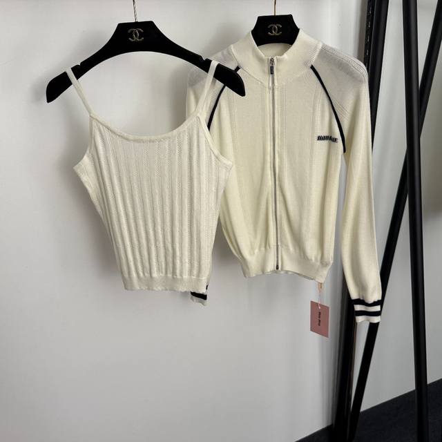 款号20256934 Miumi*新款针织套装，胸前Logo字母拉链长袖针织开衫+针织吊带背心，杏色，藏蓝色，咖色， 均码：胸围70，长45；胸围84，袖长64