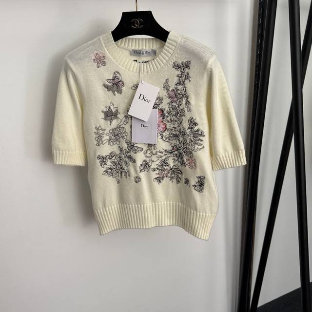款号20256927 Dio*新款 蝴蝶刺绣花朵套头短袖羊毛针织衫上衣，米白色，蓝色，灰色，36 38 40， 38码：肩宽37，胸围92，袖长27，长53；重