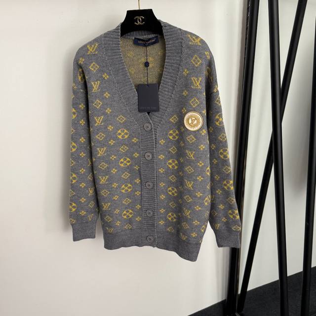款号20256925 Lv*新款 老花Logo字母刺绣徽章V领长袖羊毛针织开衫，灰色，卡其色，Sml， M码：肩宽57，胸围118，袖长50，长67；重量：0.