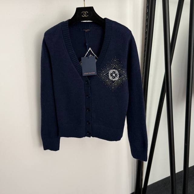 款号20256920 Lv*新款 Logo烫钻V领长袖针织开衫，白色，灰色，蓝色， 均码：肩宽39，胸围94，袖长58，长55；重量：0.365Kg .